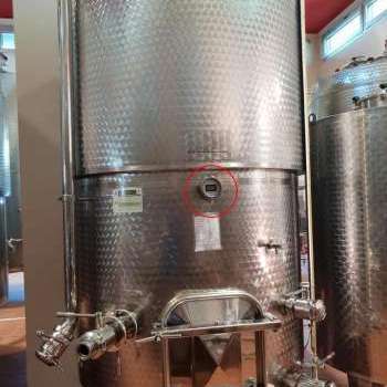 Manometro professionale su serbatoio vino